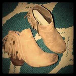 SOLD Women’s taupe booties